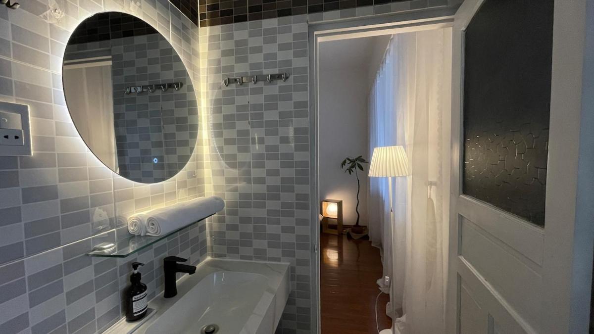 Căn hộ Elegant 2br 2baths In Historic Building *
